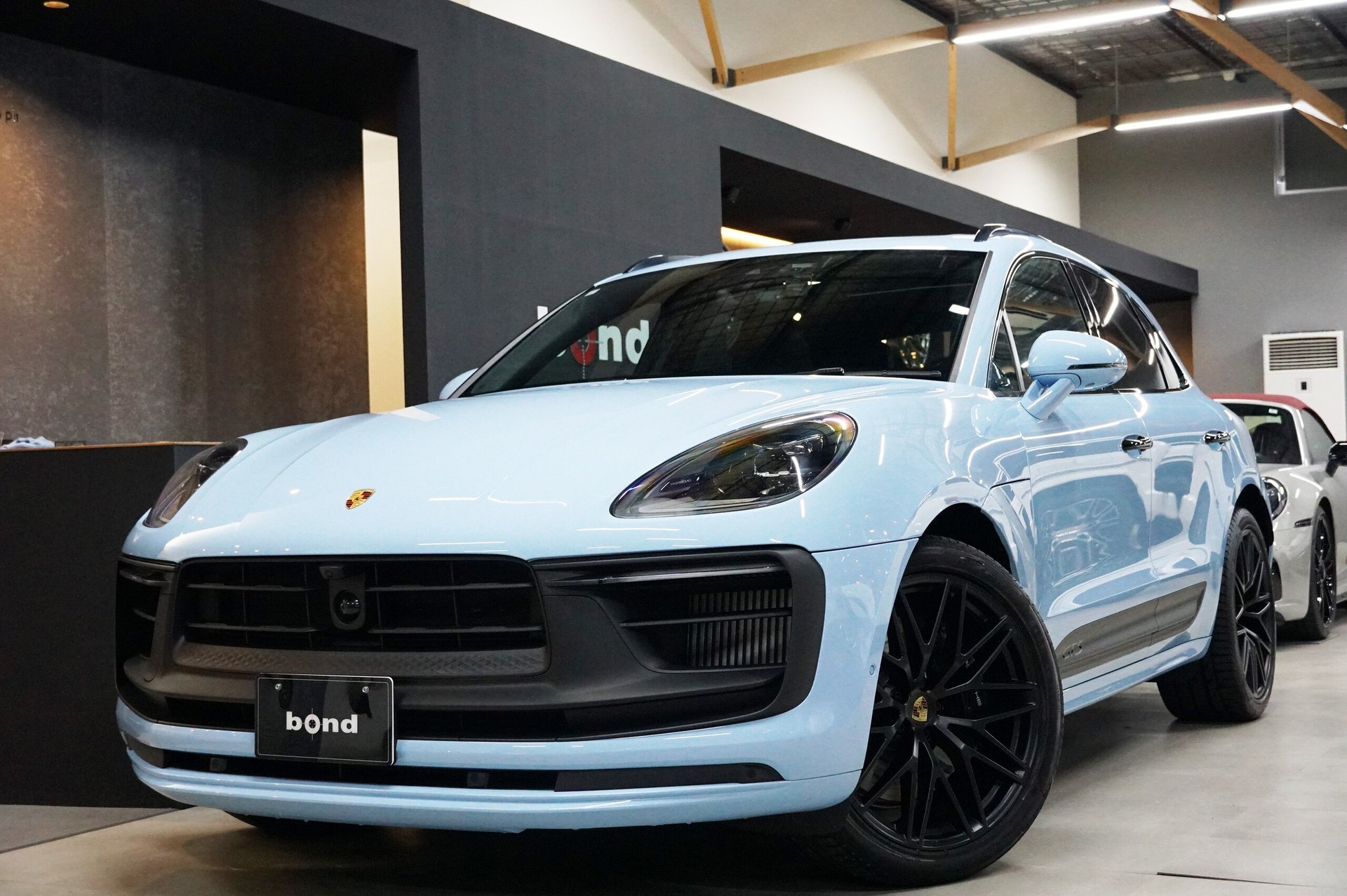 PORSCHE MACAN - View 1