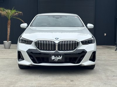 2025 BMW 5 SERIES 照片 2