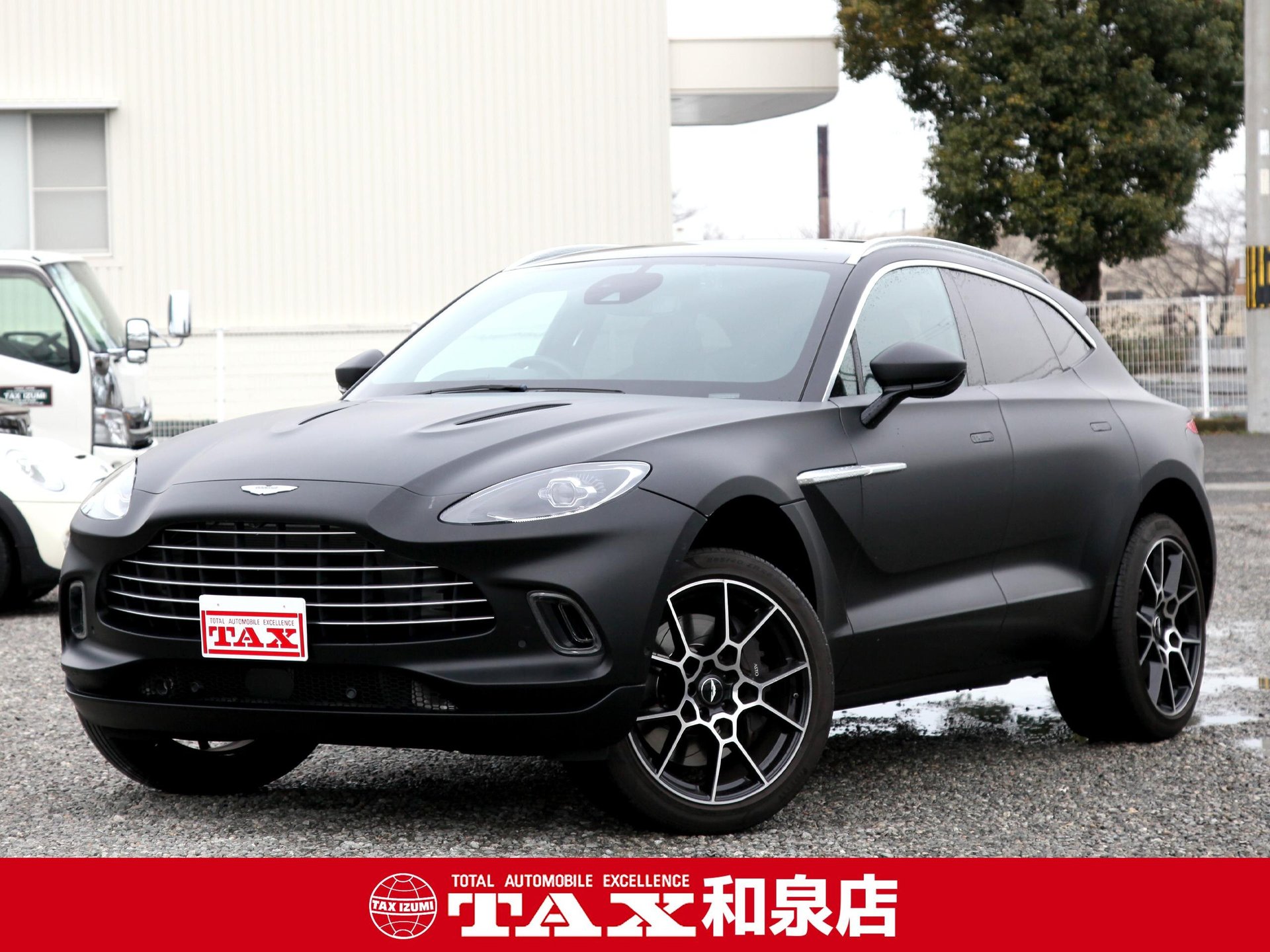 ASTON MARTIN DBX - View 1