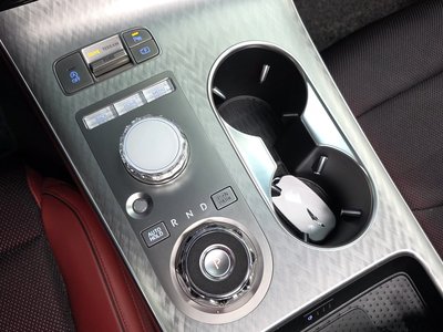 صورة 9 لـ 2024 Genesis GV70