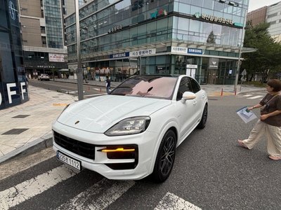 2025 Porsche CAYENNE photo 2