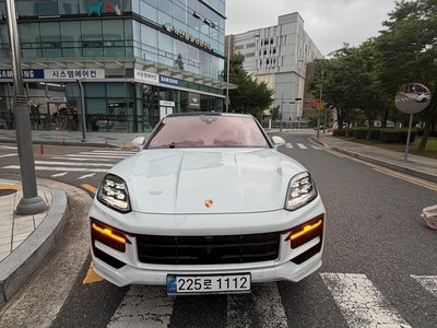 2025 Porsche CAYENNE photo 1