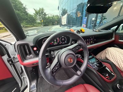 2025 Porsche CAYENNE photo 10