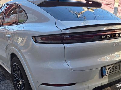 2025 Porsche CAYENNE photo 7