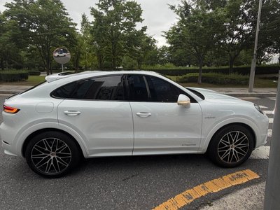 2025 Porsche CAYENNE photo 3