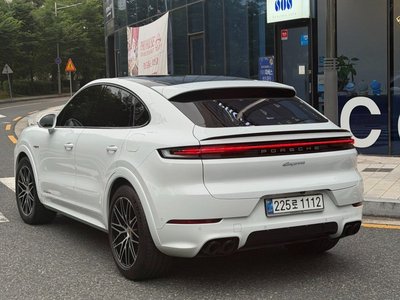 2025 Porsche CAYENNE photo 4