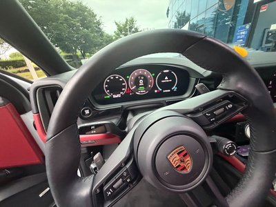 2025 Porsche CAYENNE photo 8