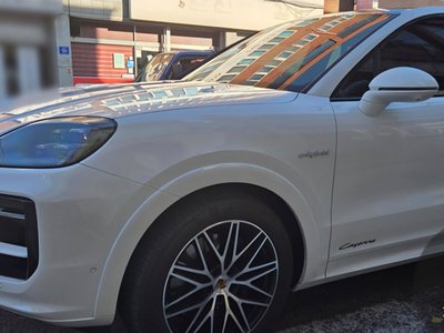 2025 Porsche CAYENNE photo 6