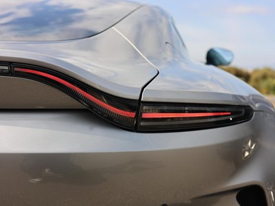 ASTON MARTIN VANTAGE - 8