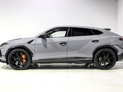 2025 Lamborghini URUS photo 3