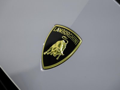 2025 Lamborghini URUS thumbnail 18