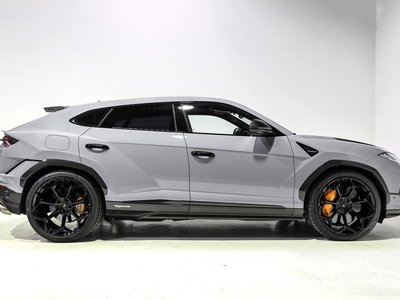 2025 Lamborghini URUS photo 4