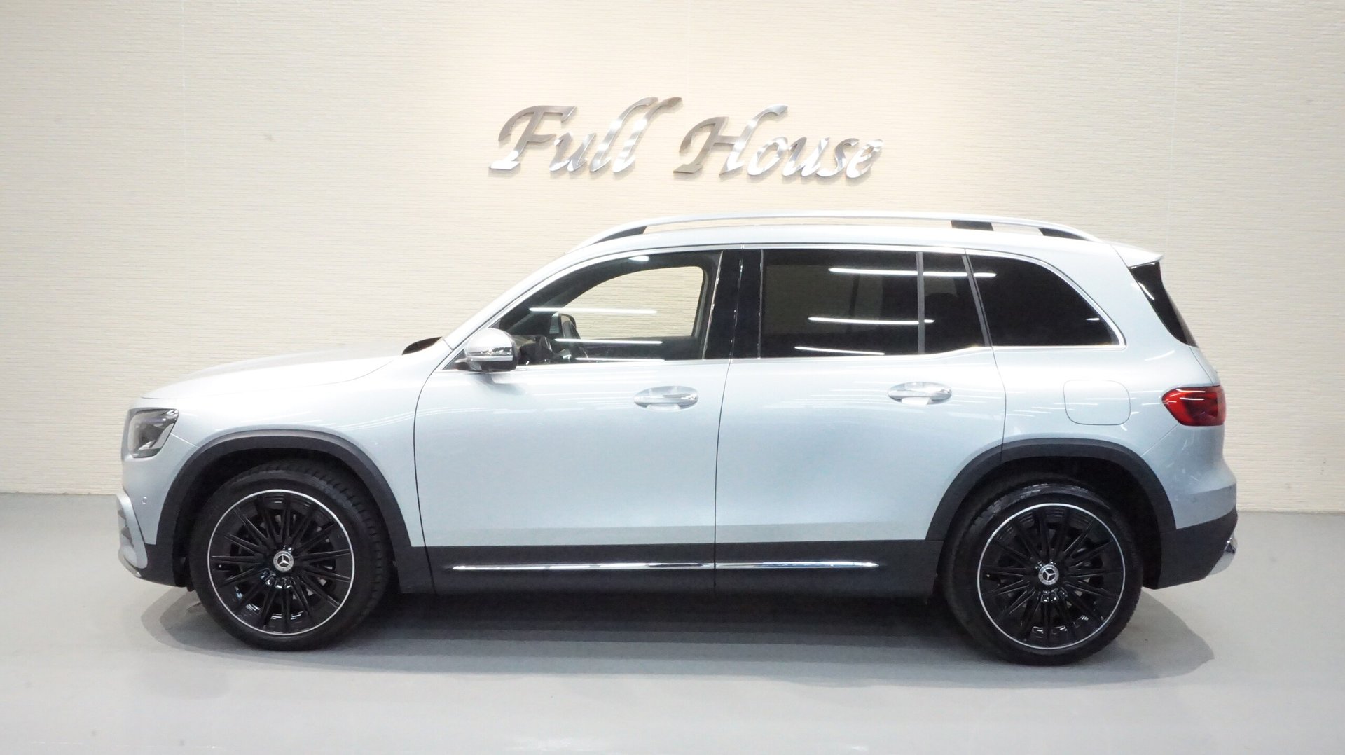 MERCEDES-BENZ GLB - View 1