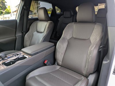 صورة 10 لـ 2023 Lexus RX
