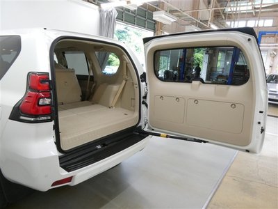 TOYOTA LAND CRUISER PRADO - 8