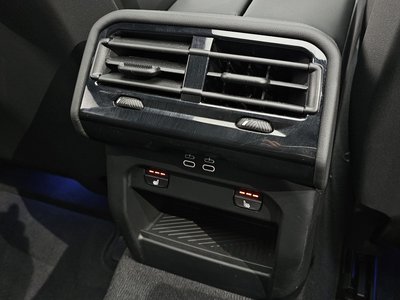 2025 BMW 5 SERIES — миниатюра 27