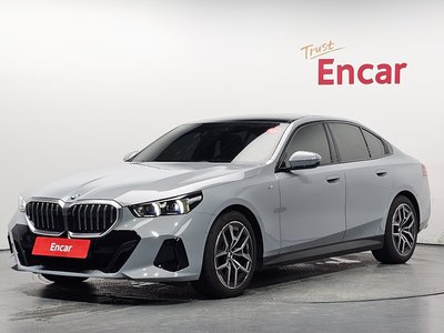 2025 BMW 5 SERIES photo 1