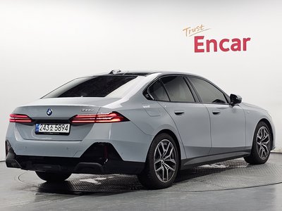 2025 BMW 5 SERIES photo 4