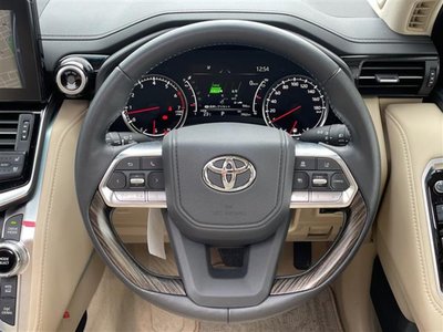 صورة 10 لـ 2023 Toyota LAND CRUISER 300