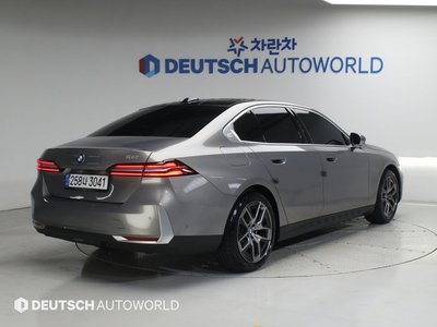 2025 BMW 5 SERIES 照片 4