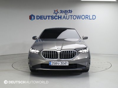 2025 BMW 5 SERIES 照片 2