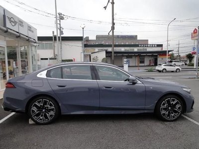 2025 BMW 5 SERIES photo 4