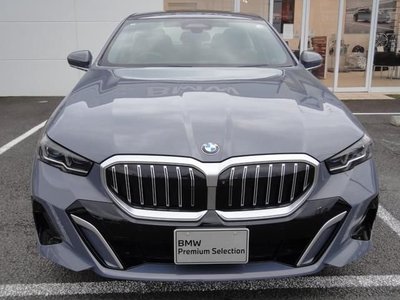 2025 BMW 5 SERIES photo 3
