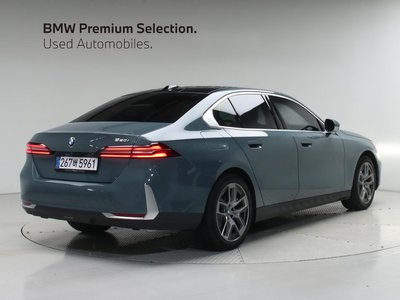 2025 BMW 5 SERIES photo 3