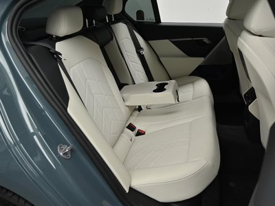 صورة مصغرة 12 لـ 2025 BMW 5 SERIES