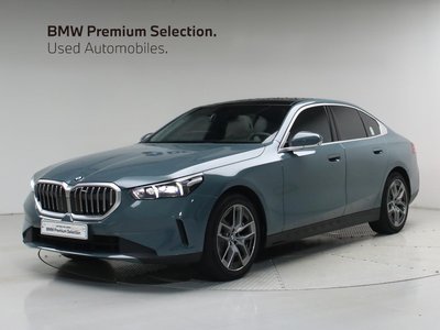 2025 BMW 5 SERIES photo 1