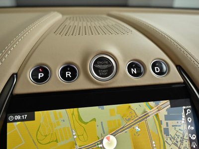 ASTON MARTIN DBX - 9