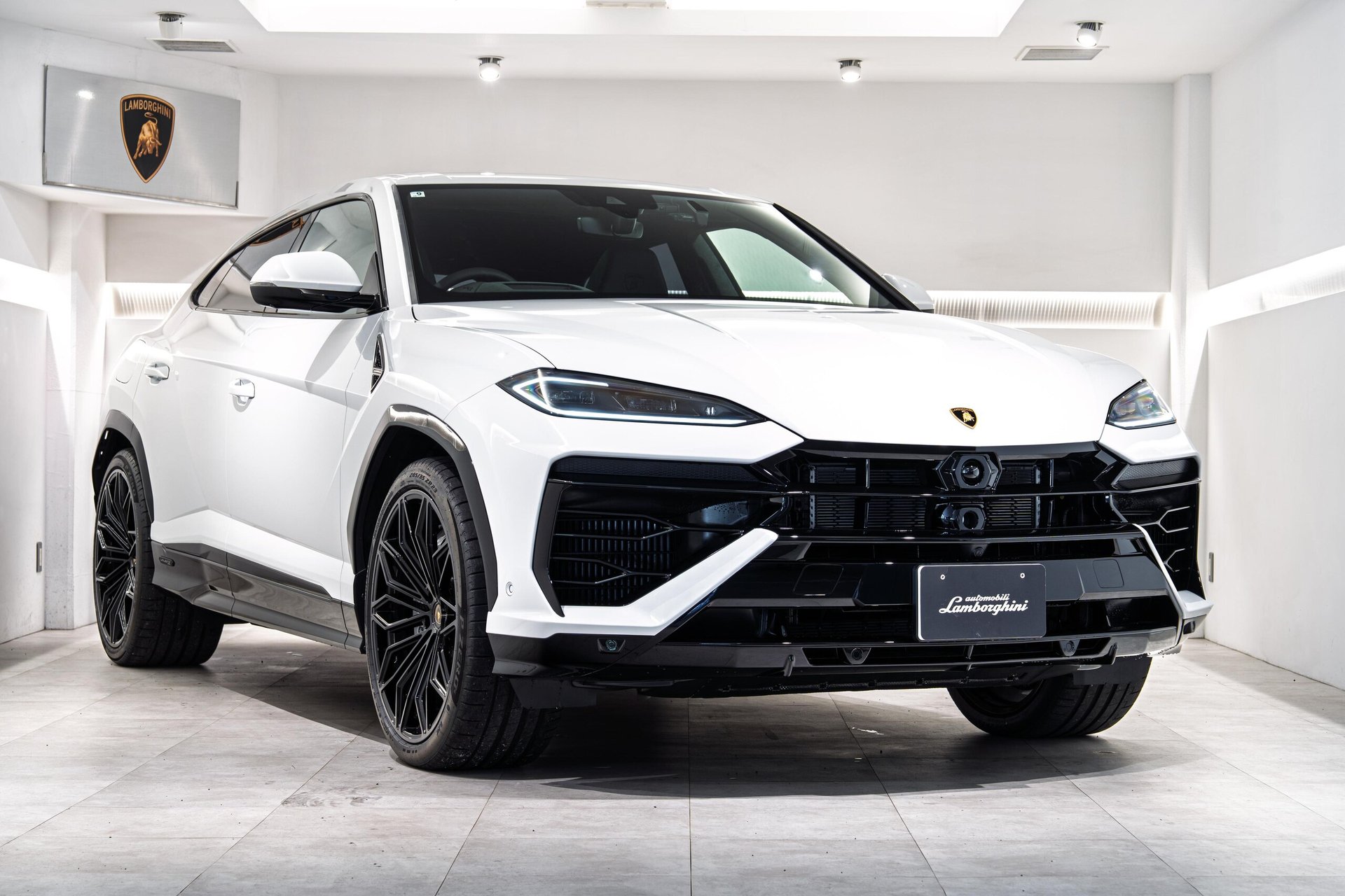 LAMBORGHINI URUS - View 1
