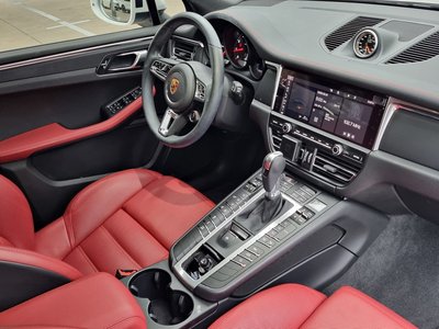PORSCHE MACAN - 9