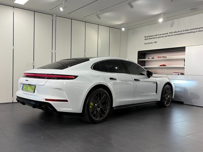 PORSCHE PANAMERA - 4