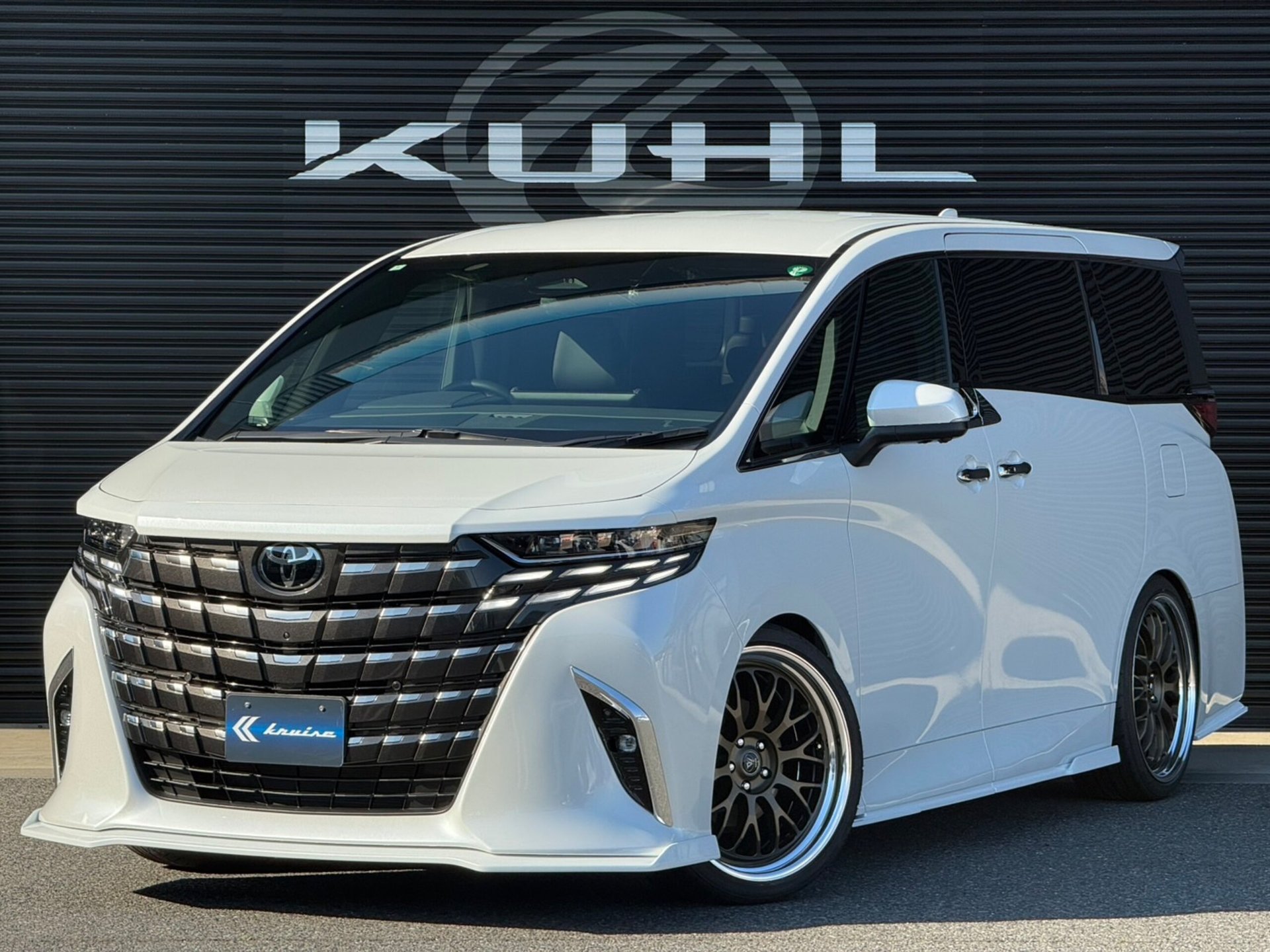 TOYOTA ALPHARD - View 1