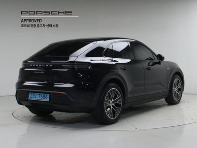 PORSCHE MACAN - 4