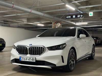 BMW 5 SERIES - 1