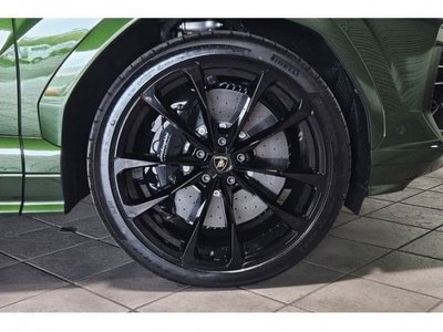 2026 Lamborghini URUS photo 3