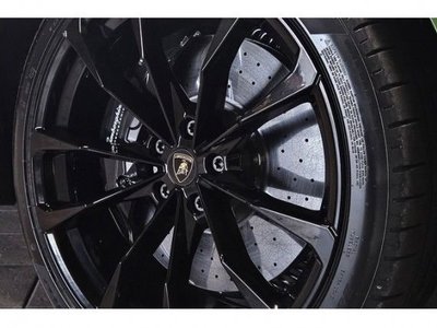 2026 Lamborghini URUS photo 4