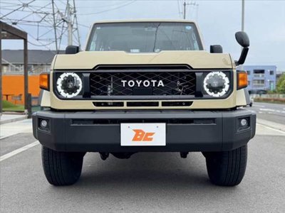 TOYOTA LAND CRUISER 70 - 9