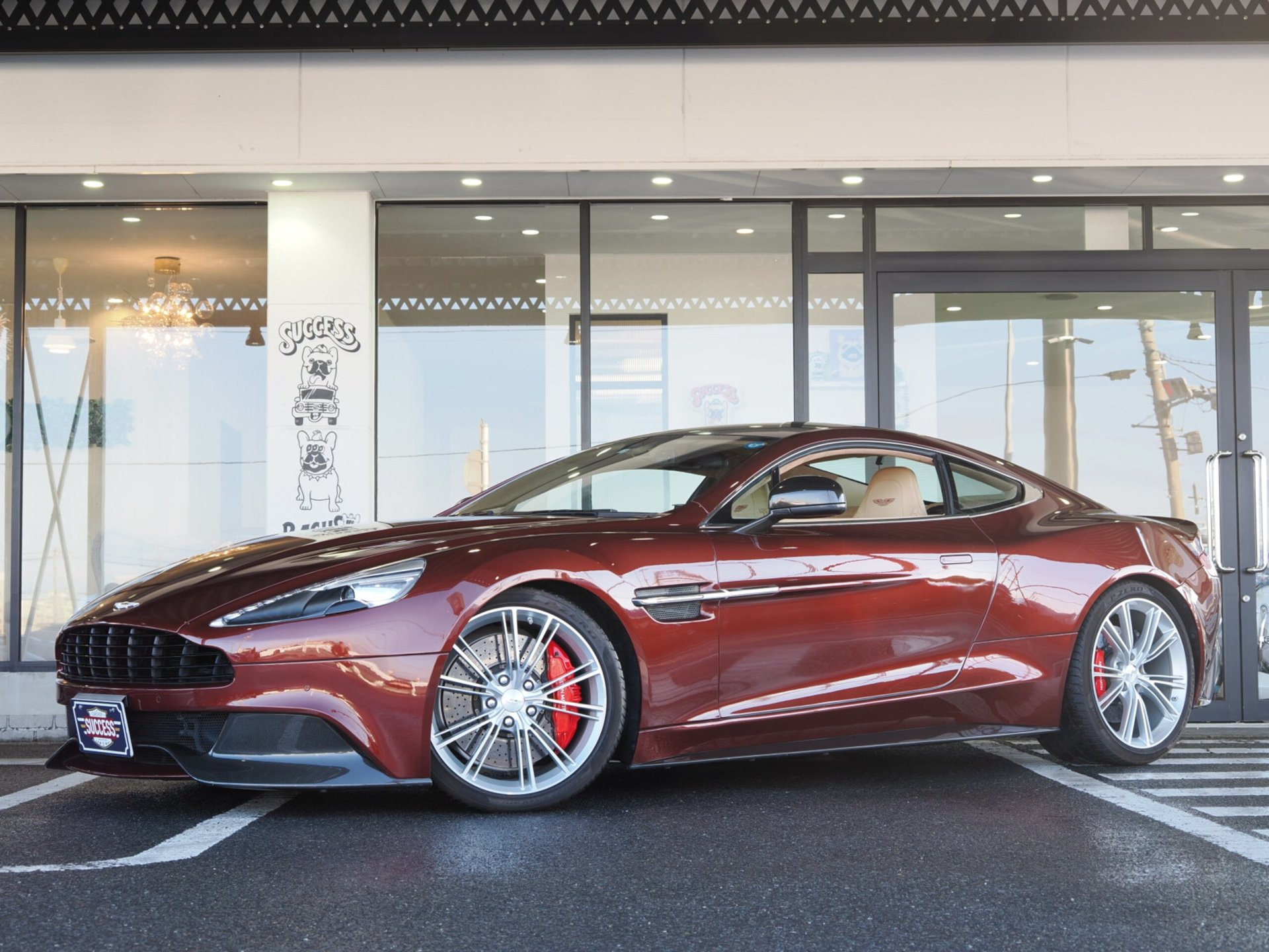 ASTON MARTIN VANQUISH - View 1