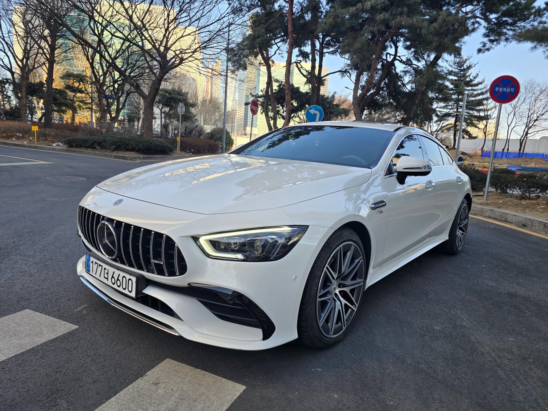 MERCEDES-BENZ GT AMG - View 1