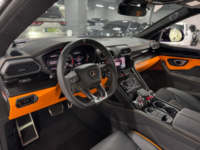 LAMBORGHINI URUS - 3