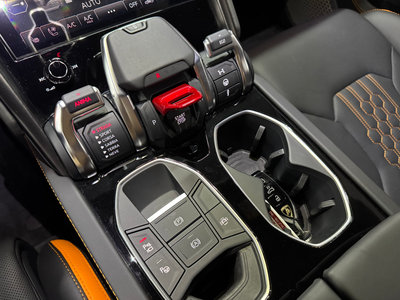 LAMBORGHINI URUS - 10