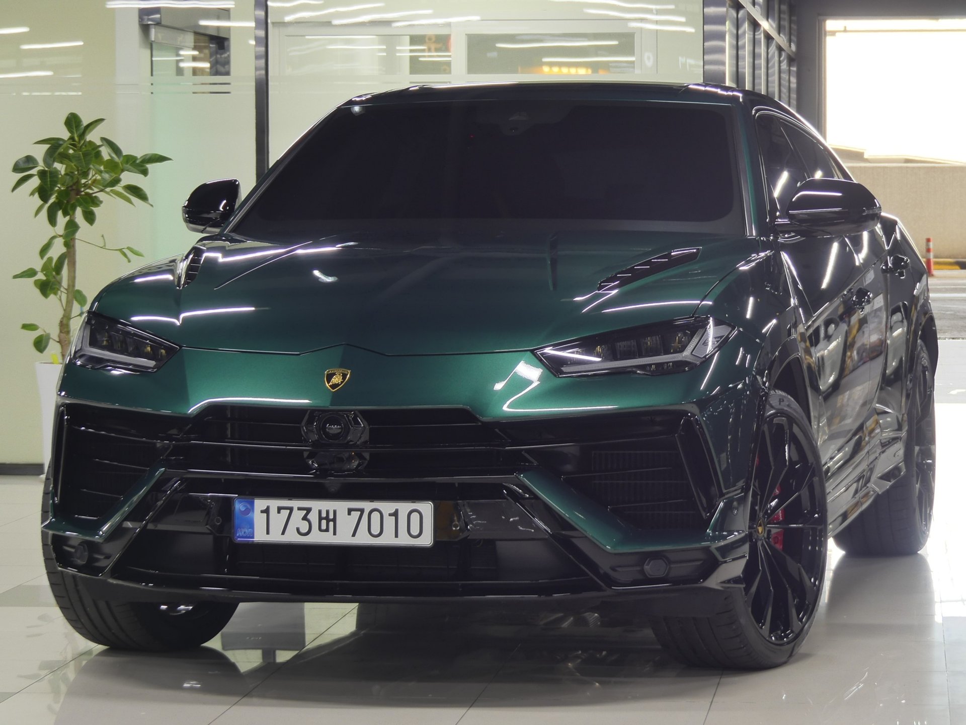 LAMBORGHINI URUS - View 1