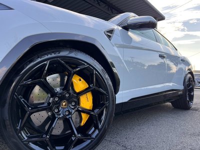 2024 Lamborghini URUS photo 9