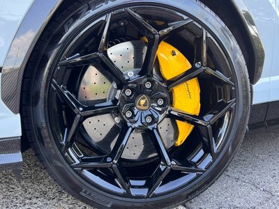 2024 Lamborghini URUS photo 8
