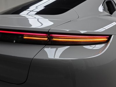 صورة 10 لـ 2024 Porsche TAYCAN