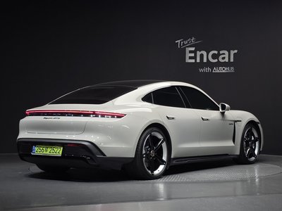 صورة 2 لـ 2024 Porsche TAYCAN