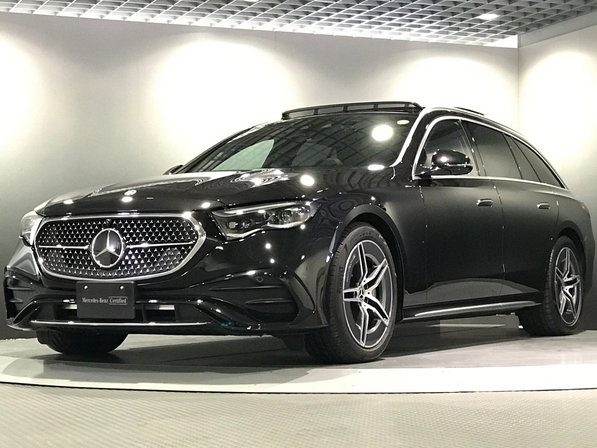 MERCEDES-BENZ E-CLASS WAGON - View 1